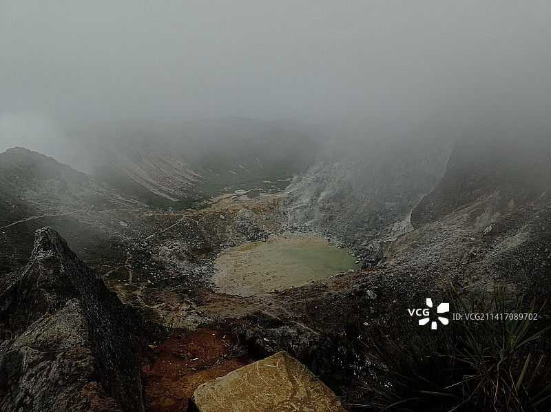 印度尼西亚北苏门答腊雾中山景图片素材