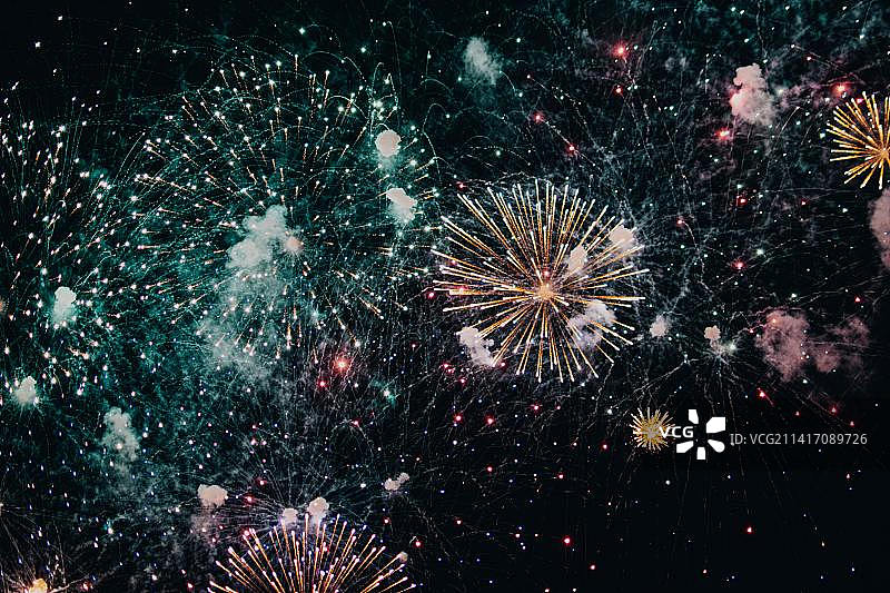 印度尼西亚夜间烟花汇演的低角度视图图片素材