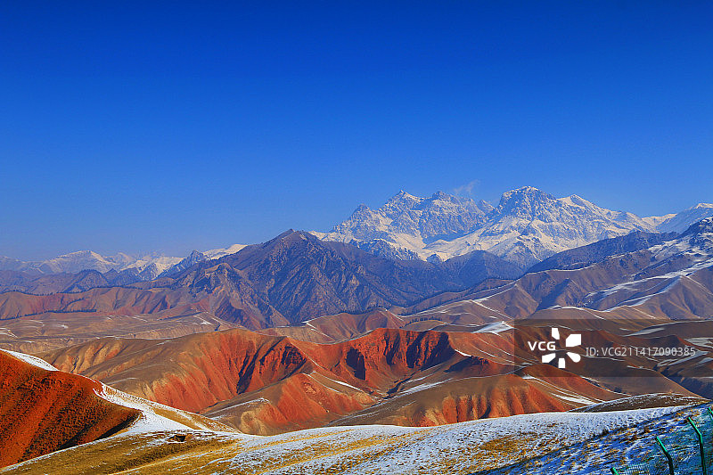 青海祁连县卓尔山冬季雪景图片素材