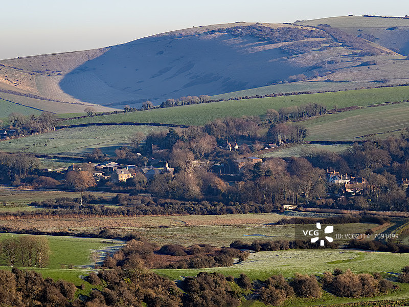 天空映衬下的农田风景图片素材