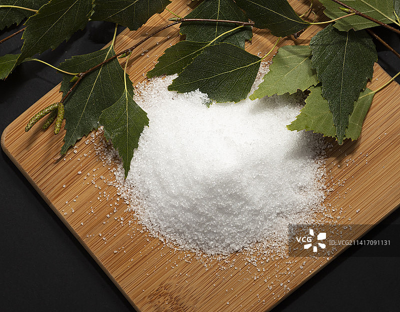 有用的甜味剂木糖醇，桦木糖在切割木板上，木棒图片素材