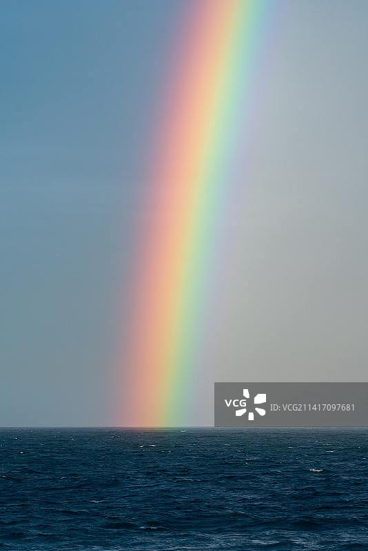 印度尼西亚海面上空的彩虹美景图片素材