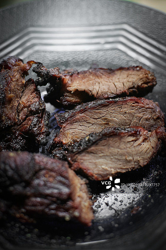 烤肉架上的肉特写图片素材