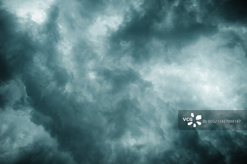 夏季日落天空被厚厚的黑色风暴云覆盖图片素材