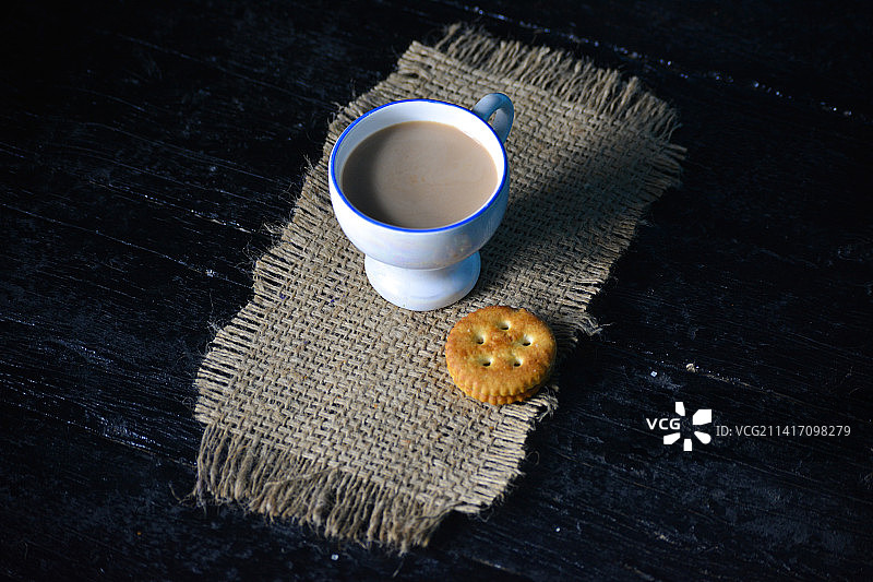 印度风情：旧木背景上的茶和饼干图片素材
