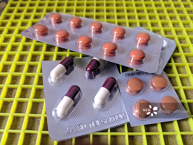 桌子上的药丸和胶囊，药物图片素材