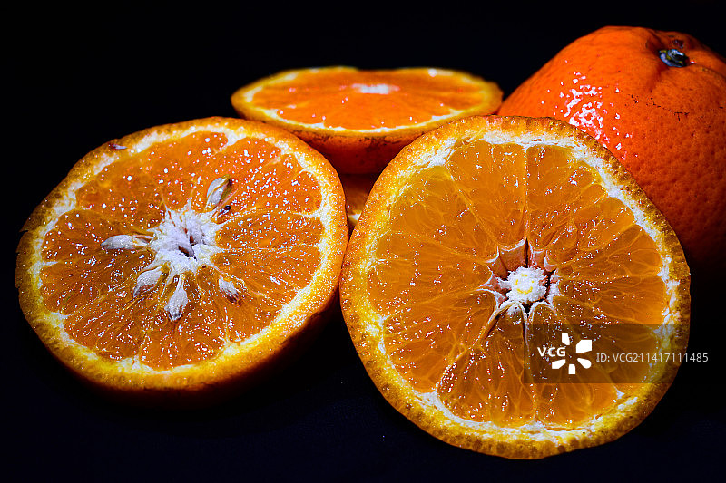 黑色背景上的橙子特写，印度马哈拉施特拉邦浦那图片素材