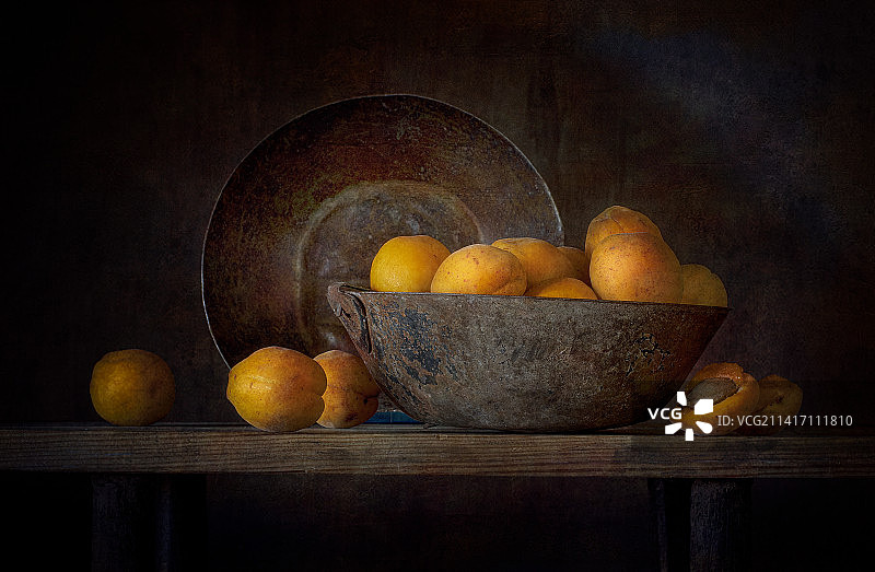 黑色背景下，桌上碗里的水果特写，乌克兰图片素材