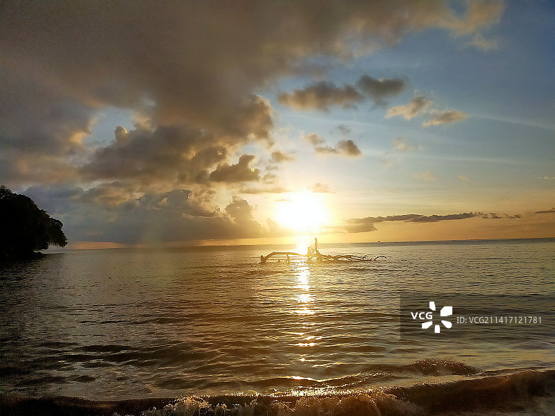 印度尼西亚东努沙登加拉日落时分的海景图片素材