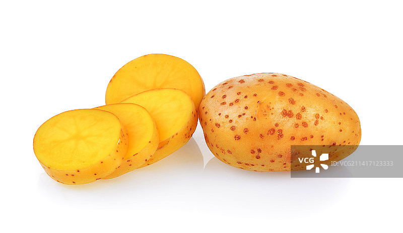 特写：白色背景上的生土豆图片素材