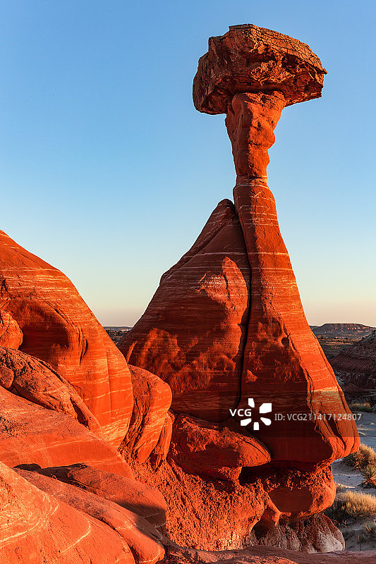 美国晴朗天空下的岩层景观图片素材