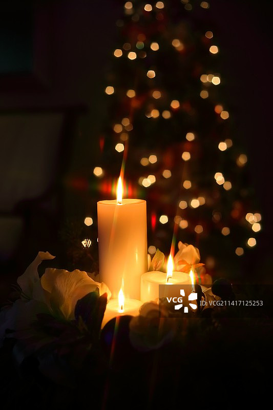 圣诞节期间桌子上点燃的蜡烛特写图片素材