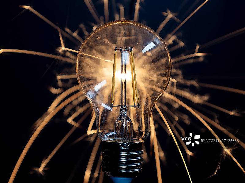 黑暗中带透明玻璃和烟花的灯泡，荷兰图片素材