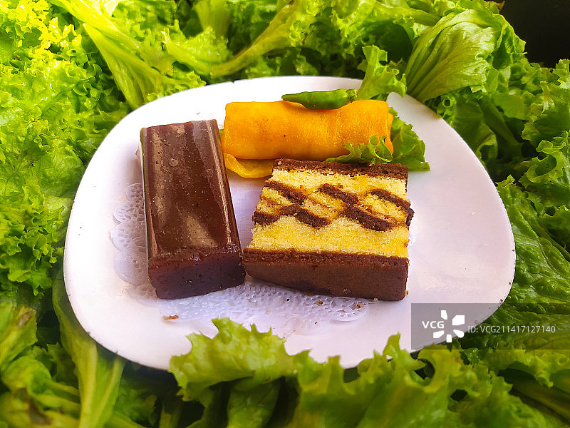 印度尼西亚，俯视角度拍摄的桌子上盘子里的蛋糕图片素材