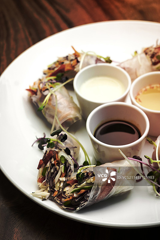 越南风味亚洲蔬菜春卷配酱汁图片素材