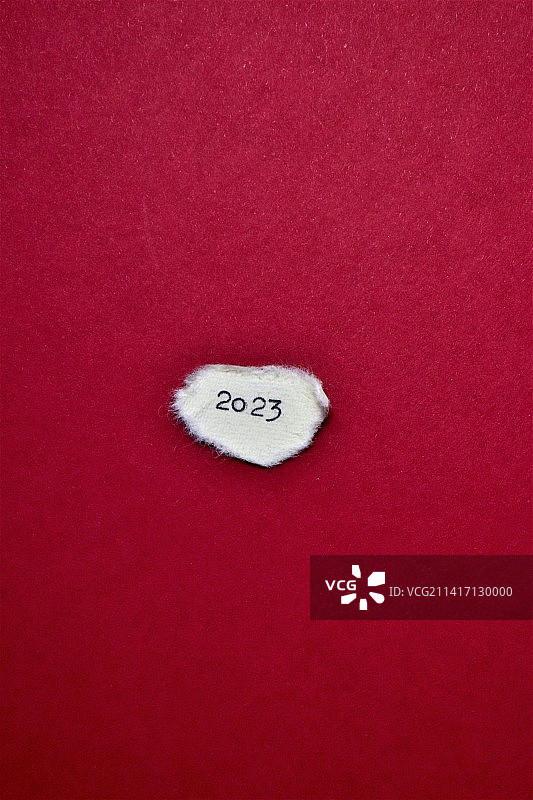 印度德里红色桌子上的心形特写图片素材