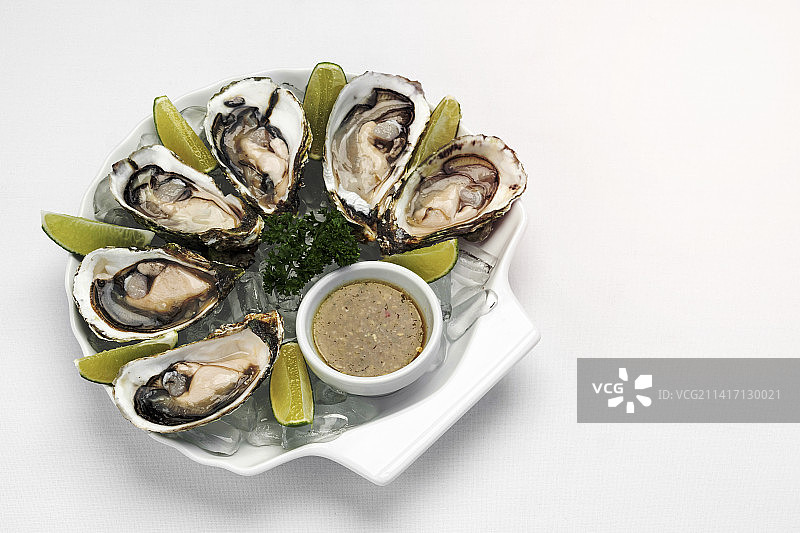 六个新鲜牡蛎配青柠角和柑橘酱图片素材