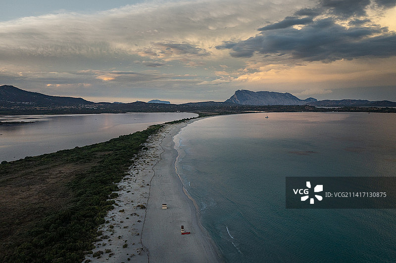 意大利撒丁岛圣特奥多罗沙滩与泻湖，日落时分的海岸线，意大利拉钦塔图片素材