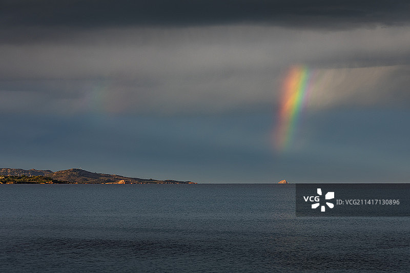 意大利撒丁岛圣特奥多罗海岸线和岛屿上空的日落彩虹图片素材