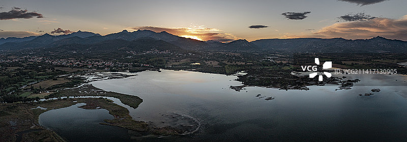 意大利撒丁尼亚岛圣特奥多罗泻湖日落海岸线山脉，拉钦塔图片素材