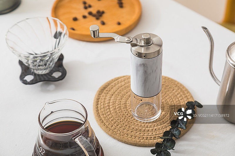 咖啡馆餐桌上的手冲咖啡器具手摇磨豆机图片素材