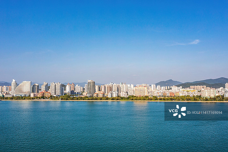 海南省三亚市天涯区三亚湾海边码头航拍图片素材