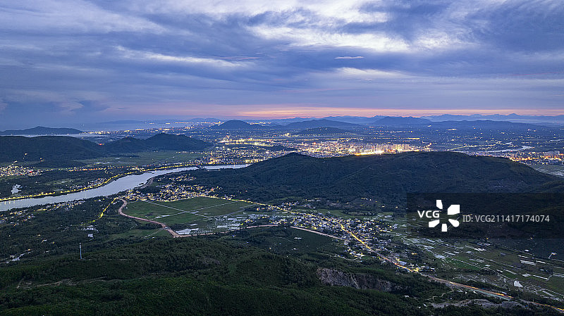 航拍陵水富力湾附近海湾景色，海水清澈见底，椰子岛位于陵水河出海口出，岛上郁郁葱葱图片素材