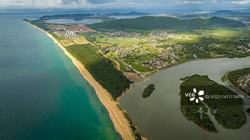 航拍陵水富力湾附近海湾景色，海水清澈见底，椰子岛位于陵水河出海口处，岛上郁郁葱葱图片素材