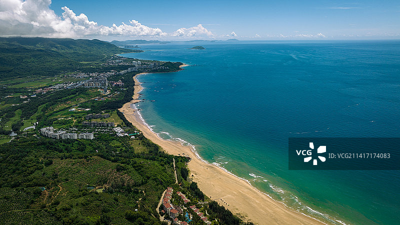 航拍陵水富力湾附近海湾景色，海水清澈见底，椰子岛位于陵水河出海口出，岛上郁郁葱葱图片素材