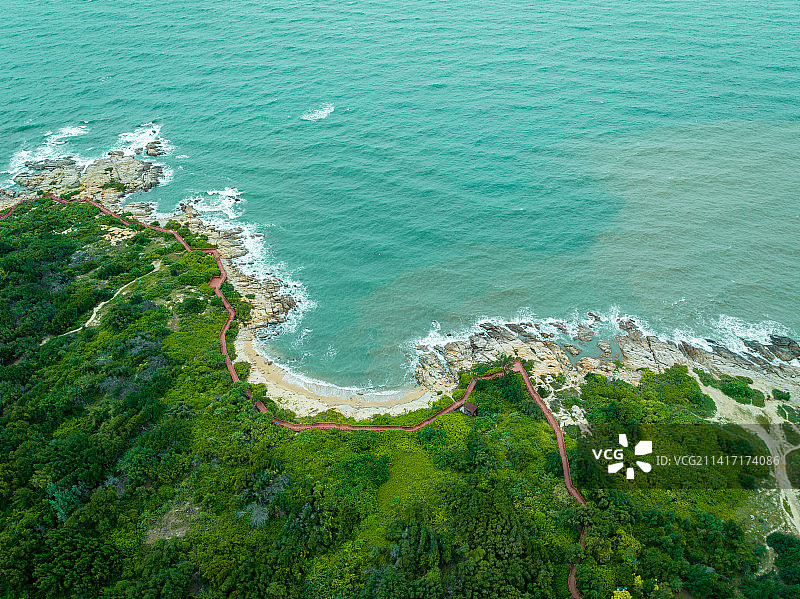 航拍棋子湾附近大角酷似棋子的礁石，金黄色沙滩和沿海岸线修筑的红色栈道，蓝绿色的海水图片素材