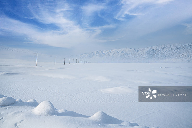 雪山下平坦的雪地图片素材