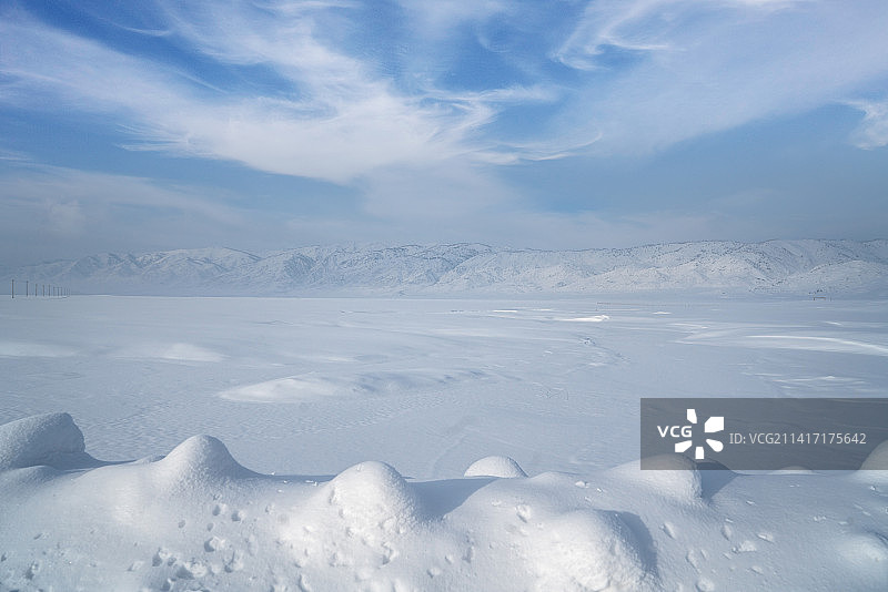 雪山下平坦的雪地图片素材