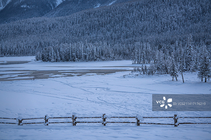栅栏旁旁边的雪地道路图片素材