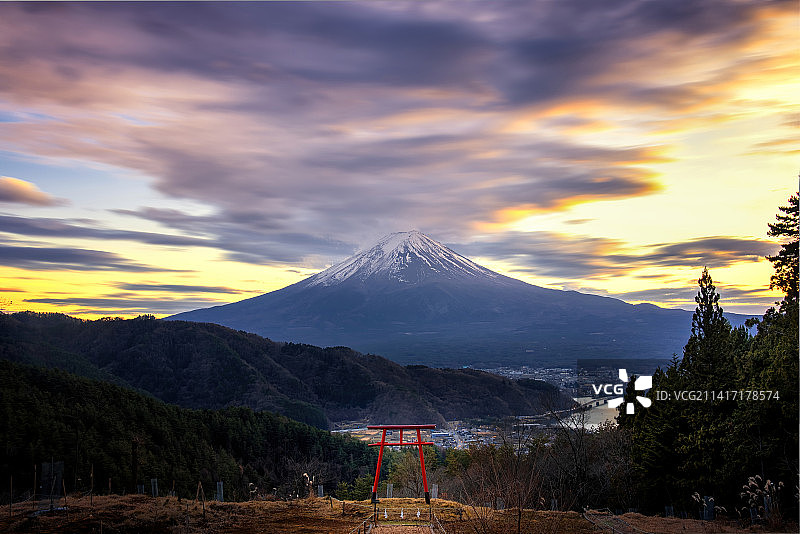 日本富士山浅间神社天空鸟居火烧云图片素材