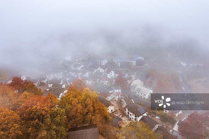 航拍浙江杭州临安指南村秋天雾景自然人文风景图片素材