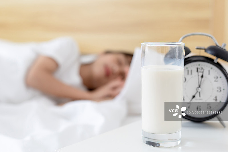 卧室里一名在睡觉的中国小女孩图片素材