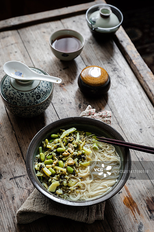 一碗美味的冬笋雪菜肉丝面图片素材