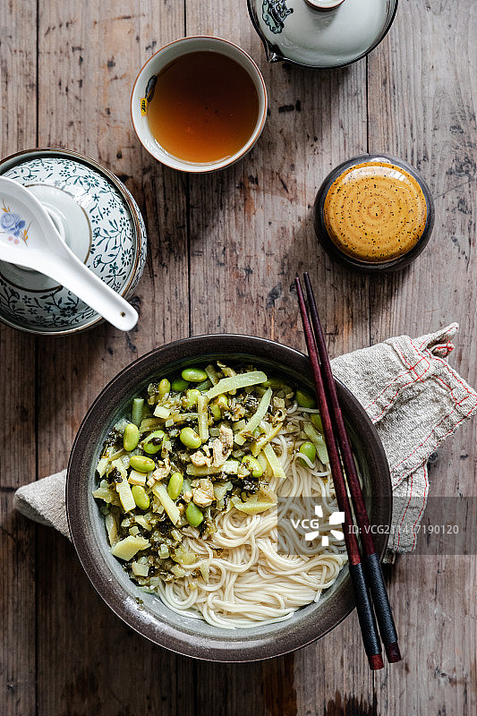 一碗美味的冬笋雪菜肉丝面图片素材