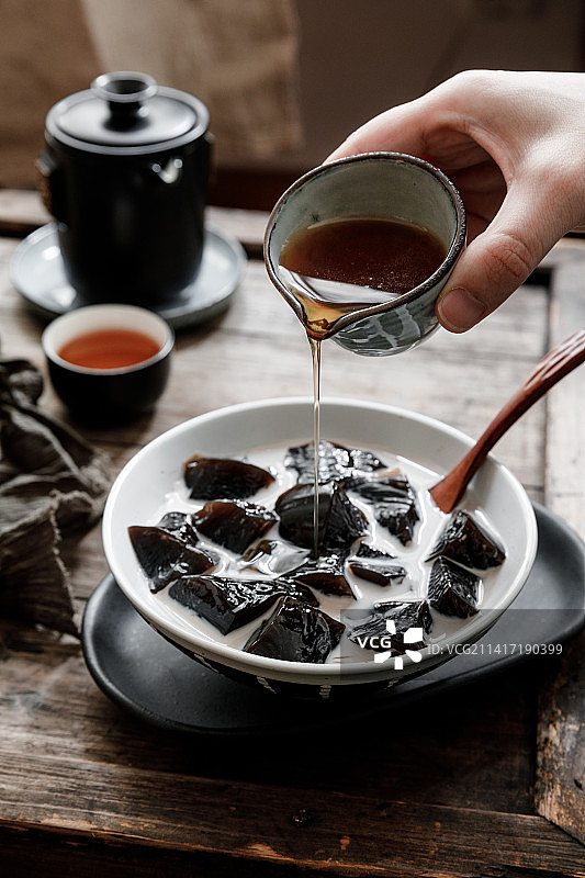 烧仙草龟苓膏糖水佐蜂蜜图片素材