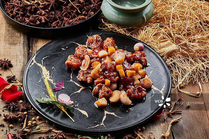 陈旧木板上的黑石盘装的土豆小洋葱炸里脊图片素材