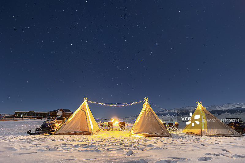 新疆哈密巴里坤冰雪营地与星空图片素材