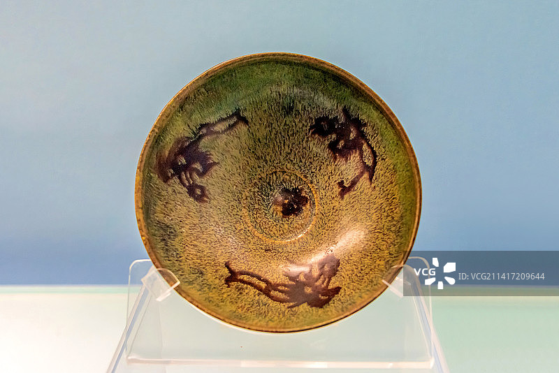 中国上海博物馆馆藏宋代吉州窑剪纸贴花三凤纹碗图片素材