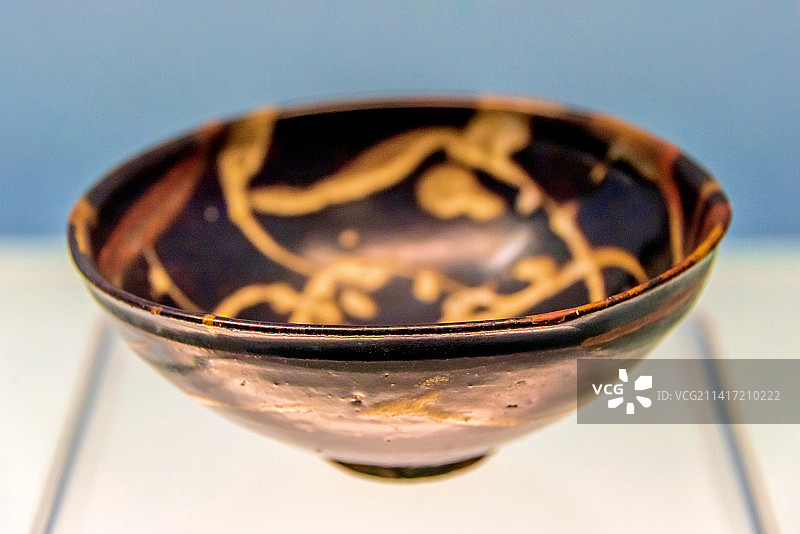 中国上海博物馆馆藏南宋吉州窑黑釉白彩碗图片素材