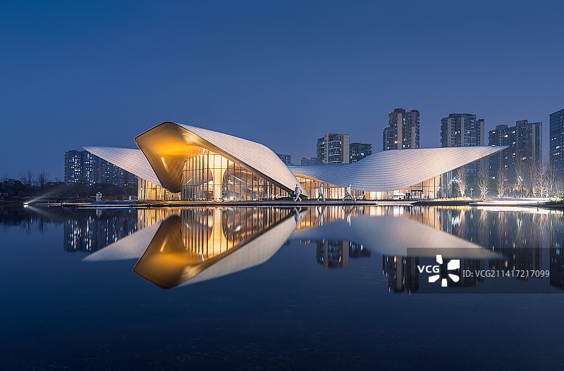 四川成都天府艺术公园美术馆建筑倒影蓝调风光图片素材