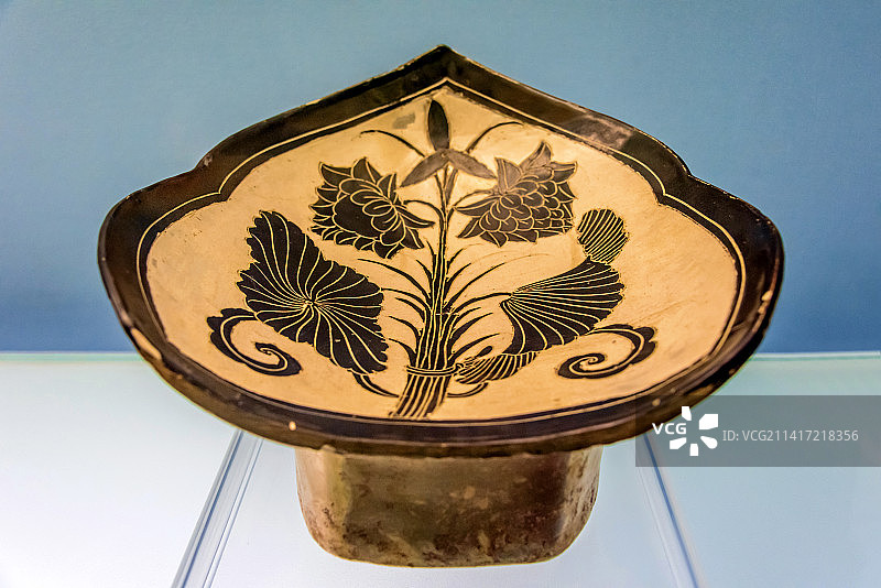 中国上海博物馆馆藏北宋磁州窑白地黑花把莲纹枕图片素材