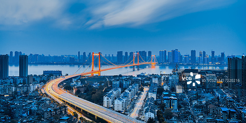 中国湖北武汉鹦鹉洲长江大桥夜景图片素材