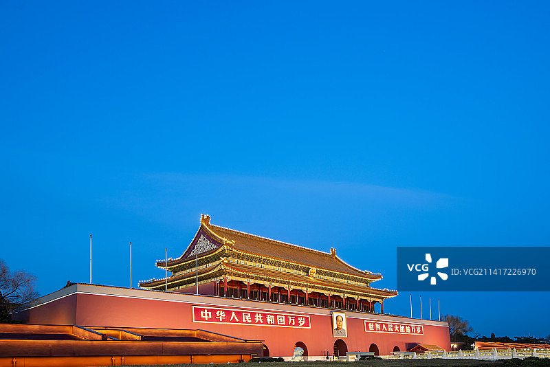 从西向东观看夜晚的天安门城楼图片素材