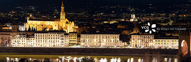 圣十字大教堂和佛罗伦萨犹太教堂的夜间全景图片素材