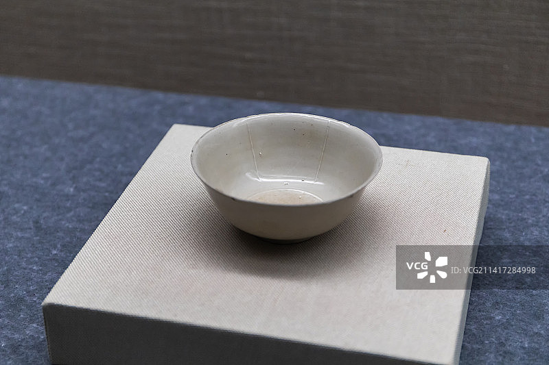 定窑白釉葵口瓷碗图片素材