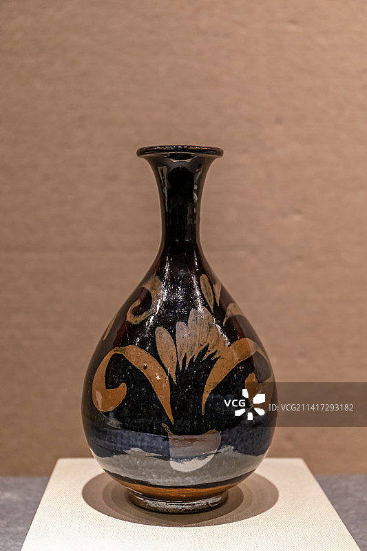 黑釉铁锈花瓷玉壶春瓶图片素材
